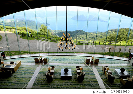 洞爺湖サミットで有名なウィンザーホテルのロビーからの眺め 17905949