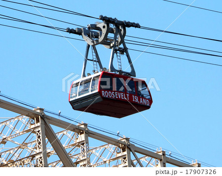 ニューヨーク ルーズベルト島クイーンボロ橋のトラムウェイ 17907326
