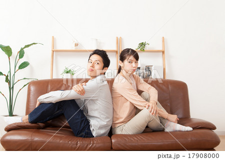 ケンカする男女カップル 17908000