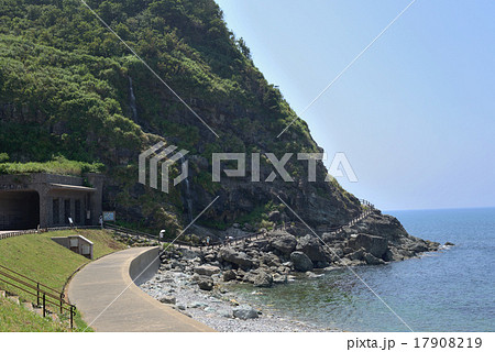 奥能登　日本海に注ぐ垂水の滝 17908219