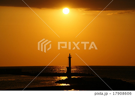 西伊豆　宇久須の夕陽 17908606