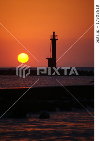 西伊豆　宇久須の夕陽 17908619