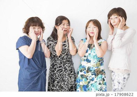 ポートレート　シニア女性4人 17908622