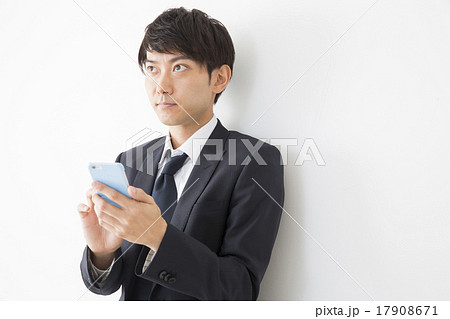 スマホを操作するスーツを着たミドル男性 17908671