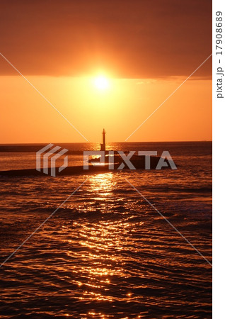 西伊豆　宇久須の夕陽 17908689