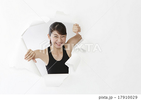 殻を破る女性イメージ　　　　　　　　 17910029