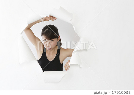 殻を破る女性イメージ 殻を破る女性イメージ 17910032