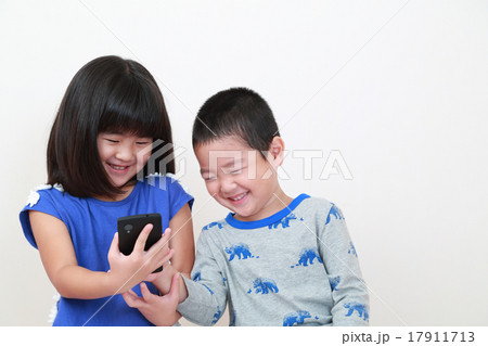 スマホを眺めるなかよし兄弟 スマホを眺めるなかよし兄弟 17911713