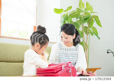 mother and child 2　6 years old 17913569