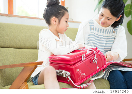 mother and child 2　6 years old 17914249