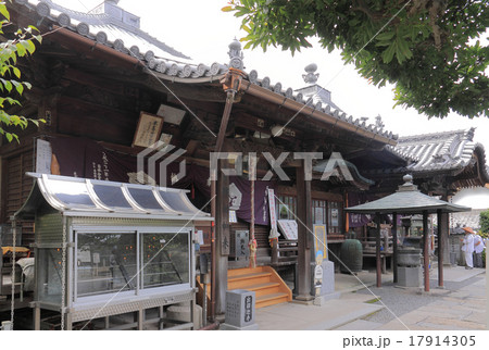 四国霊場第73番札所「出釈迦寺」本堂と大師堂 四国霊場第73番札所「出釈迦寺」本堂と大師堂 17914305