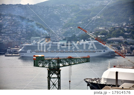長崎　稲佐山から望むジャイアント・カンチレバークレーン 17914576