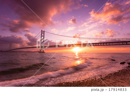 明石海峡大橋の日の出 17914833