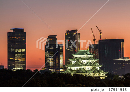 夕焼けの名古屋城と高層ビル群 17914918