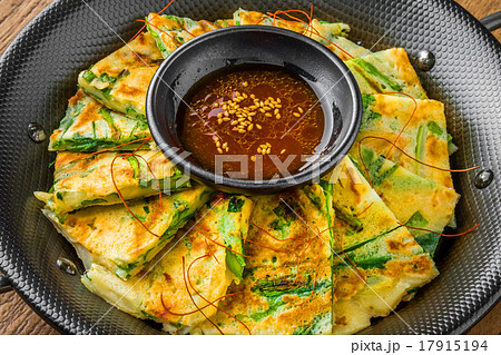 チヂミ 韓国グルメ アジアのお好み焼き jijim and iron pan Korean food チヂミ 韓国グルメ アジアのお好み焼き jijim and iron pan Korean food 17915194