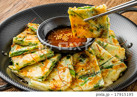 チヂミ　韓国グルメ　アジアのお好み焼き jijim and iron pan Korean food 17915195
