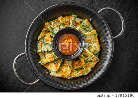 チヂミ　韓国グルメ　アジアのお好み焼き jijim and iron pan Korean food 17915196