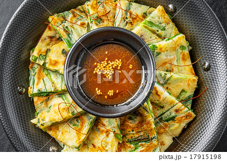チヂミ　韓国グルメ　アジアのお好み焼き jijim and iron pan Korean food 17915198