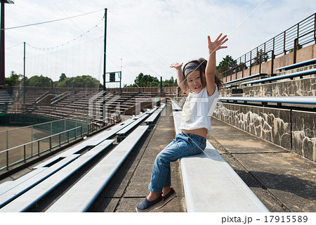 野球場で座る女の子 17915589