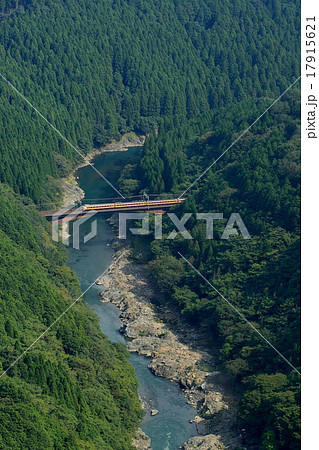 保津川を渡る381系 17915621