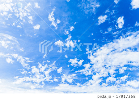 雲　巻積雲　すじ雲　巻雲　青い空　白い雲　秋の空　背景用素材　クラウド　青空　合成用背景 17917368