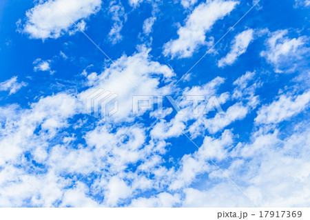 雲　巻積雲　すじ雲　巻雲　青い空　白い雲　秋の空　背景用素材　クラウド　青空　合成用背景 17917369