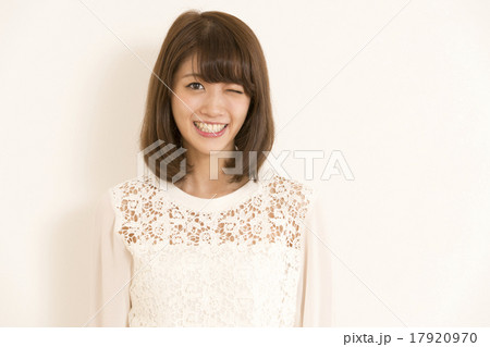 ウィンクする女性 ウィンクする女性 17920970