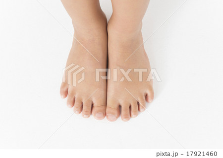 子供の足 17921460