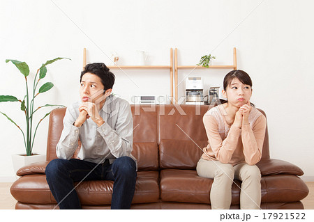そっぽを向く若い男女カップル 17921522