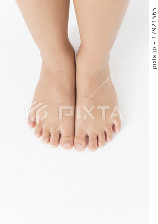 子供の足 17921565