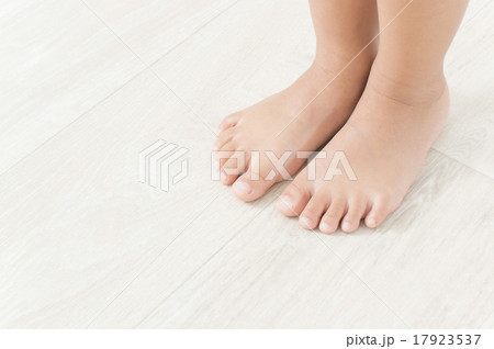 子供の足 17923537