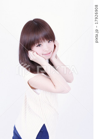 照れる女性 照れる女性 17926908