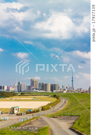 足立区江北から墨田区を望む風景 17927139