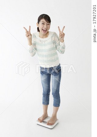 体重計と女性　　　　　　　　　　　　 17927201