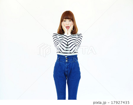へこむ 若い女性 17927435