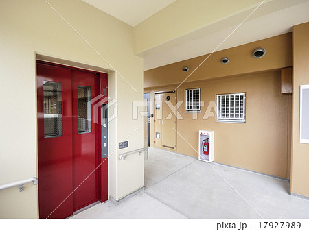 マンションのエレベーター 17927989