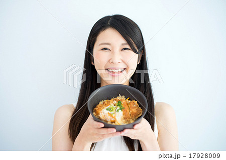 カツ丼を食べる女性 17928009
