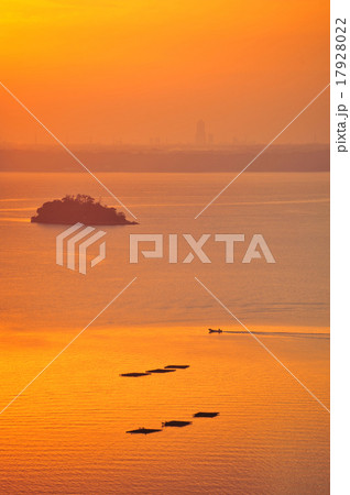 オレンジ色に染まる朝 17928022