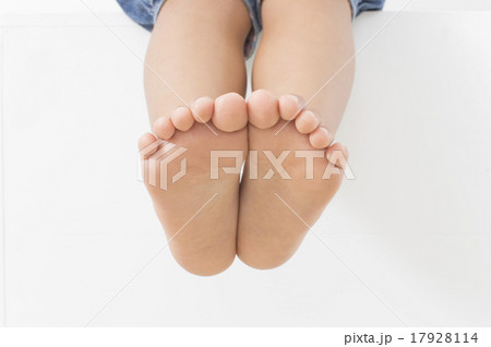 足を下ろす子供 17928114