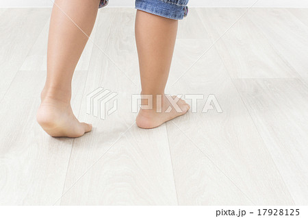 歩く子供の足元の写真素材