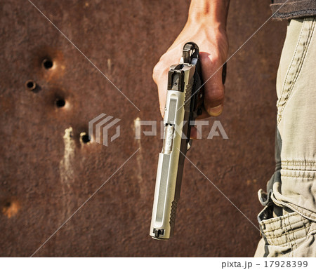 Man holding gun 17928399