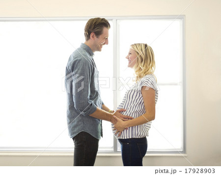 Husband with pregnant wife 17928903
