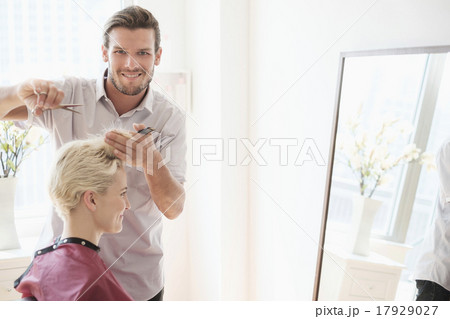 Portrait of hairdresser cutting woman's hair 17929027