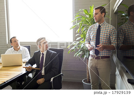 Man giving presentation 17929139