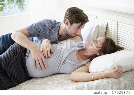 Couple lying in bed 17929376