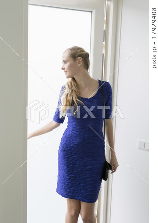Woman opening door 17929408