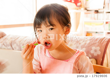 食事中の子供 17929606