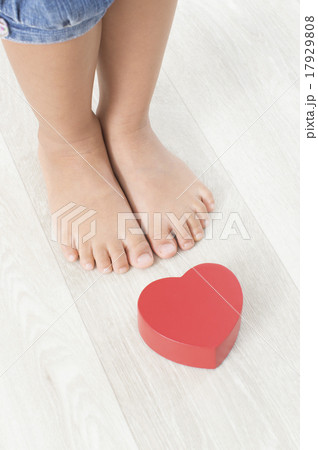 子供の足とハート 子供の足とハート 17929808