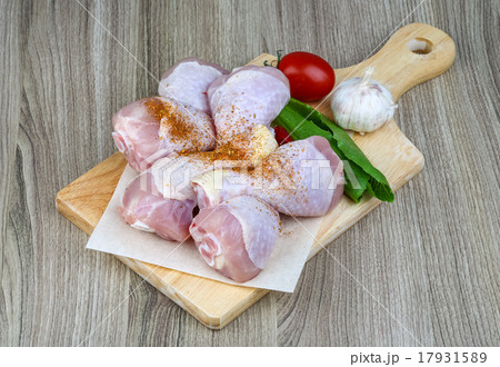 Raw chicken legs 17931589
