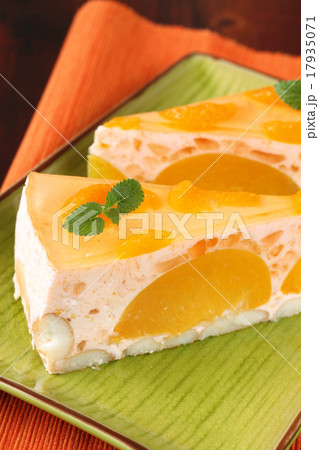 Peach mousse with tangerines 17935071